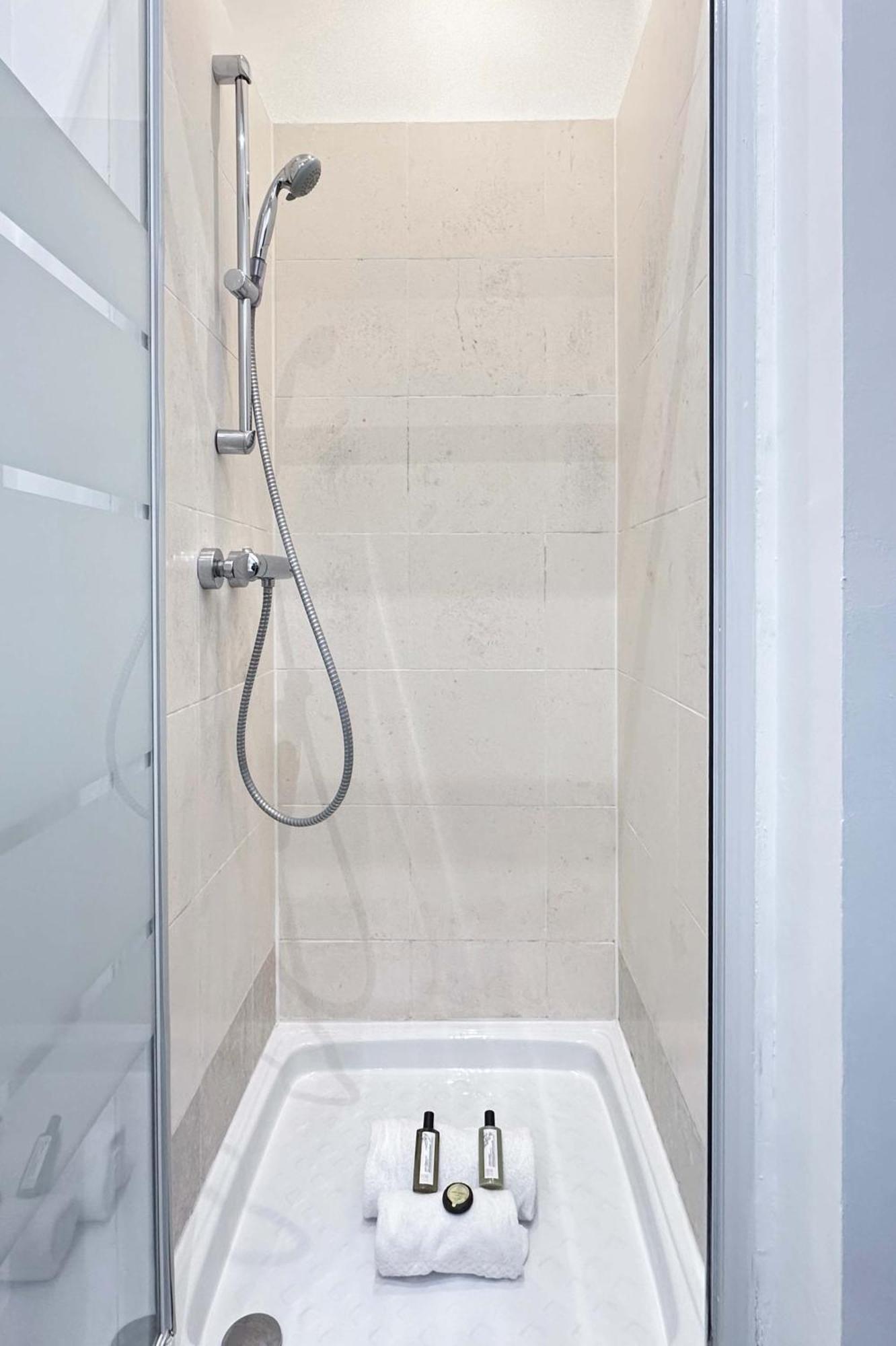 Renovated Champs-Elysees Retreat Apartment ปารีส ภายนอก รูปภาพ
